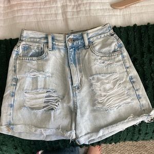 Highwaisted ripped Jean shorts